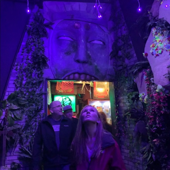 Meet your posher - Picture 3 of 4